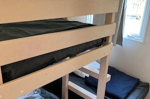 En køjeseng med madras og pude.