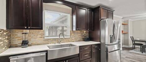 冷蔵庫、電子レンジ、オーブン、コンロ