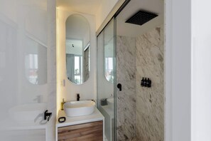 Douche, séchoir à cheveux, serviettes fournies, shampooing