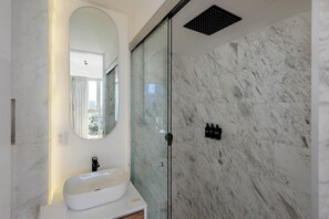 Suihku, hiustenkuivaaja, pyyhkeet