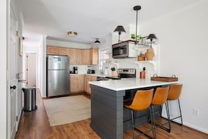 Fridge, microwave, oven, stovetop - 1 Block to Bars & Shopping|Downtown|Moultrie (Charleston)
