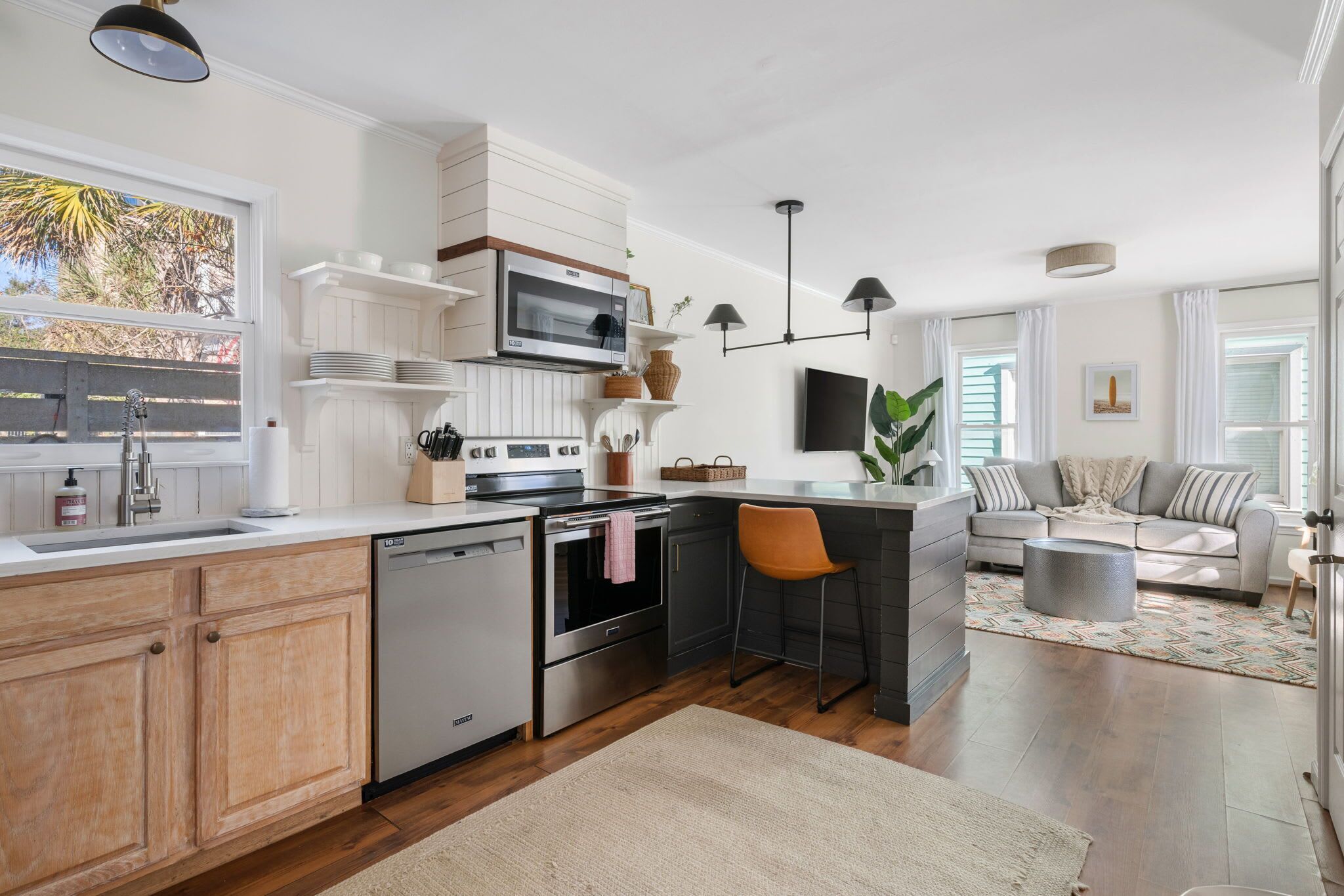 Kühlschrank, Mikrowelle, Herdplatte, Geschirrspüler