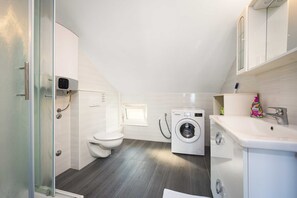 Een douche, een haardroger, handdoeken