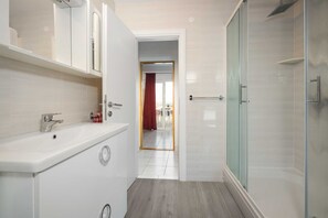 Dusche, Haartrockner, Handtücher, Toilettenpapier