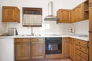 Fridge, microwave, oven, stovetop - Cozy Apartment Hortenzija in Zaton (Zaton)