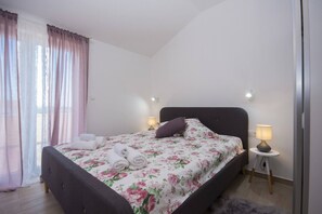 In-room safe, free WiFi, bed sheets