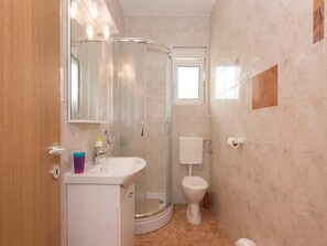 Douche, sèche-cheveux, serviettes fournies