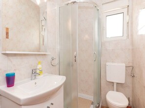 Shower, hair dryer, towels - Apartments Zdenka Zatoglav - Two bedroom apartment with a sea view (Orange) (Rogoznica)