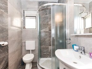 Een douche, een haardroger, handdoeken