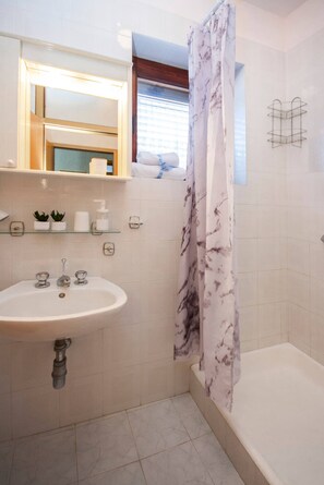 Dusche, Haartrockner, Handtücher, Toilettenpapier
