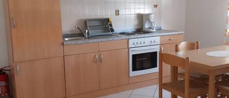 Réfrigérateur, four, plaque de cuisson