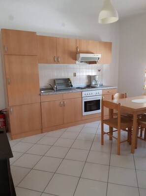 Réfrigérateur, four, plaque de cuisson