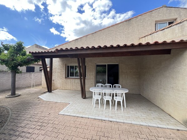 Outdoor dining - Large villa 10 pers near beach, 5 bedrooms, quiet (Valras-Plage)