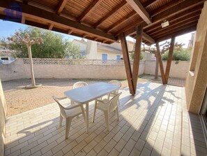 Outdoor dining - Large villa 10 pers near beach, 5 bedrooms, quiet (Valras-Plage)