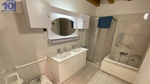 A bathroom with two sinks, a bidet, a shower, and a bathtub. - Large villa 10 pers near beach, 5 bedrooms, quiet (Valras-Plage)