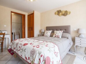 3 bedrooms, desk, free WiFi, bed sheets