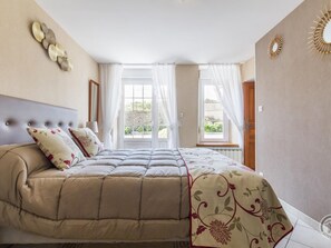 3 bedrooms, desk, free WiFi, bed sheets