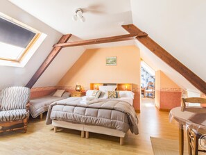 3 bedrooms, desk, free WiFi, bed sheets