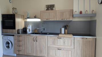 Een koelkast, een magnetron, een vaatwasser