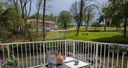 GĂźte au Bord de la RiviĂšre avec Terrasse, Internet et Jardin