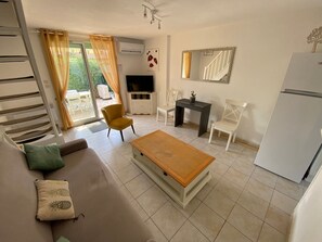 TV - Cottage for 6 with pool, air con, terraces and private parking (Valras-Plage)