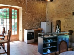 Fridge, microwave, oven, dishwasher - Countryside house with pool and fireplace, Périgord Noir (Thenon)
