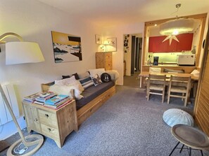 テレビ、DVD プレーヤー