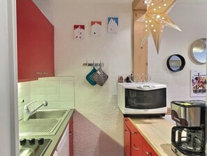 Fridge, microwave, oven, stovetop - Cozy 2-room in Val-d'Isère, south balcony, pets allowed, sleeps 5 (Val-d'Isère)