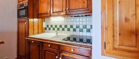 ثلاجة، ميكروويف، موقد طهي مسطح، غسالة أطباق