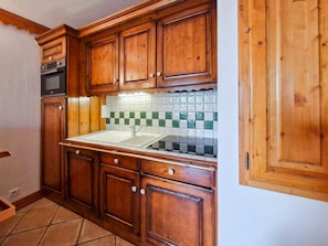 Réfrigérateur, micro-ondes, plaque de cuisson, lave-vaisselle