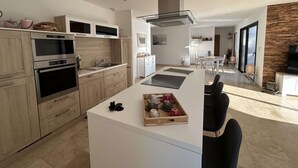 Coffee/tea maker, fridge, microwave, dishwasher - Modern villa with private pool, air-conditioned, near Vallon Pont d'Arc center (Vallon-Pont-d'Arc)