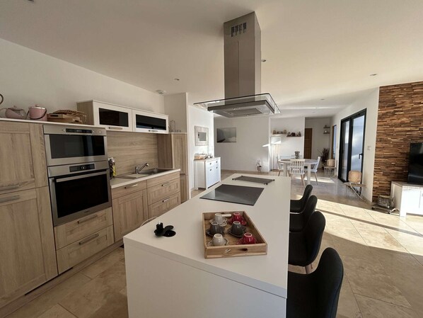 Kühlschrank, Mikrowelle, Geschirrspüler