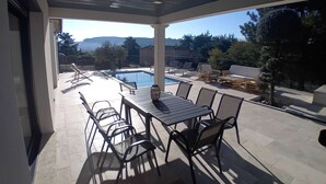 Outdoor dining - Modern villa with private pool, air-conditioned, near Vallon Pont d'Arc center (Vallon-Pont-d'Arc)