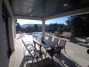Outdoor dining - Modern villa with private pool, air-conditioned, near Vallon Pont d'Arc center (Vallon-Pont-d'Arc)