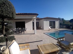 Outdoor dining - Modern villa with private pool, air-conditioned, near Vallon Pont d'Arc center (Vallon-Pont-d'Arc)