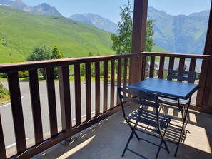 Outdoor dining - Cozy 8-person apt in Peyragudes, spa and ski access (Peyragudes)