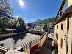A rural village with traditional buildings, a paved courtyard, and a mountain backdrop. - Charming 2-bed apt, parking, near slopes - La Salle-les-Alpes (La Salle-les-Alpes)
