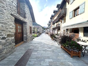 Outdoor dining - Charming 2-bed apt, parking, near slopes - La Salle-les-Alpes (La Salle-les-Alpes)