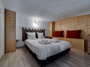 1 bedroom, bed sheets