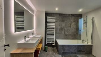 Apartment | Bathroom | Towels