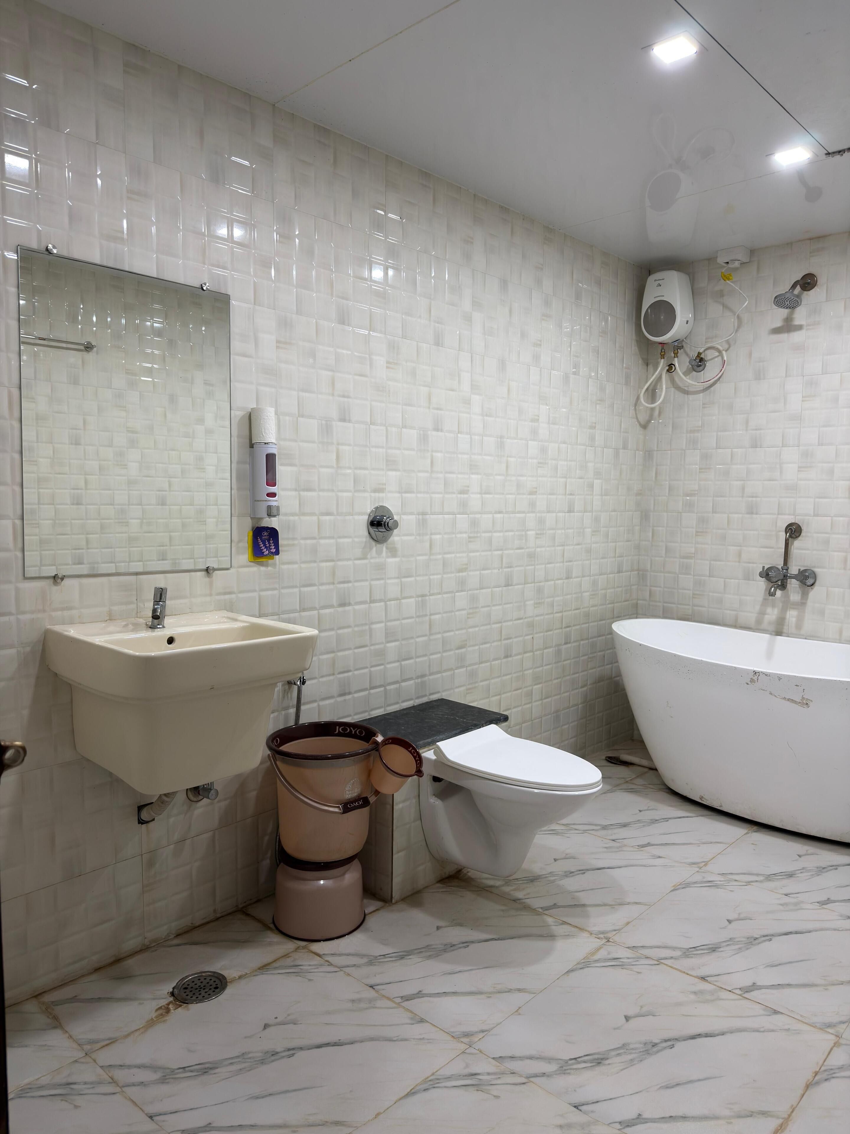 Ein Badezimmer mit Waschbecken, Toilette und Badewanne.