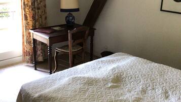 4 slaapkamers, een strijkplank/strijkijzer, reisbedje, gratis wifi