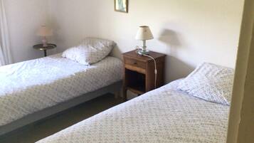 4 slaapkamers, een strijkplank/strijkijzer, reisbedje, gratis wifi