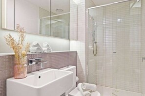 Een douche, een haardroger, handdoeken, shampoo