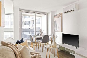 TV, offices - Modern 2BR Apartment Near to Southern Cross (Melbourne)