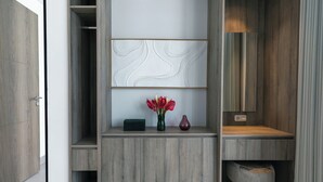 Une salle de bain moderne avec un meuble-lavabo en bois, un miroir et une œuvre d’art accrochée au mur.