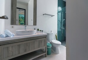 Familie driepersoonskamer, uitzicht op tuin | Badkamer | Gratis toiletartikelen, een haardroger, badjassen, pantoffels