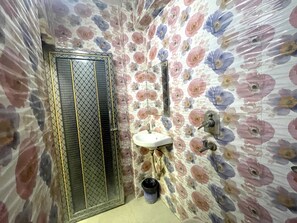 Deluxe Double Room, City View | Bathroom - Hotel Asmeet Kolkata (Barakpur)