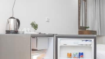 Escritorio, espacio para trabajar con laptop y insonorización