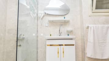 Habitación cuádruple familiar, vista al desierto | Baño | Tina con regadera, secadora de cabello, pantuflas, toallas